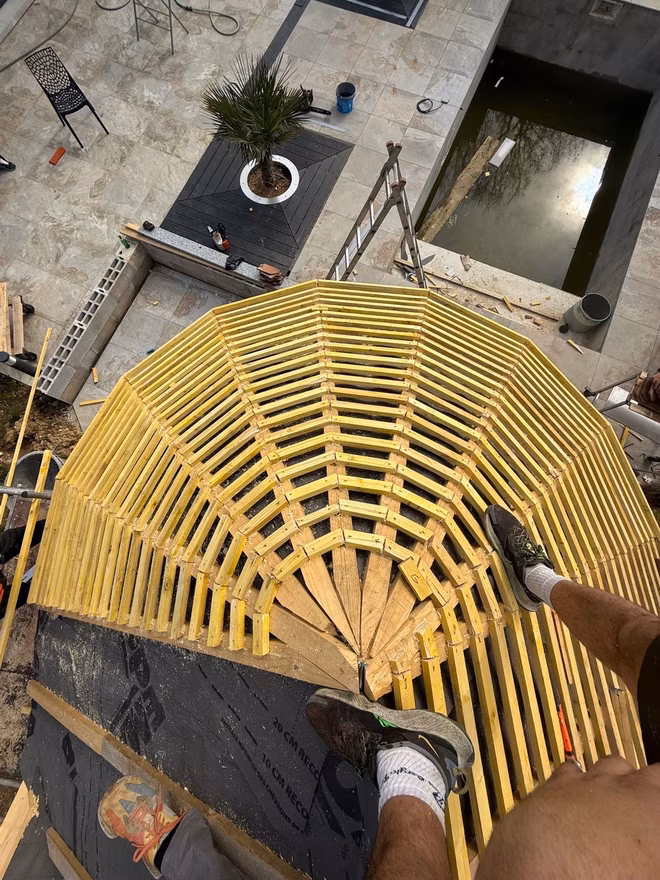 Construction de charpente en bois lattée en dôme