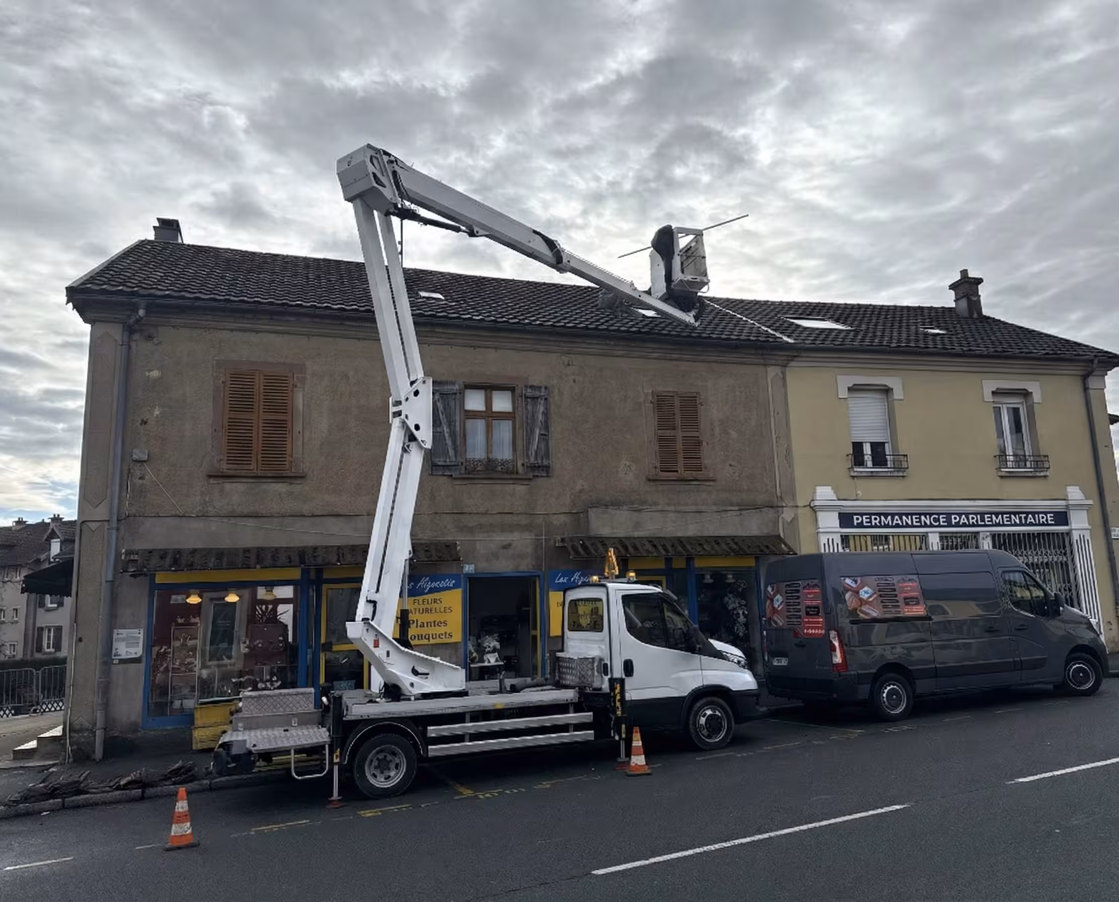 Intervention en nacelle sur toit en pleine rue